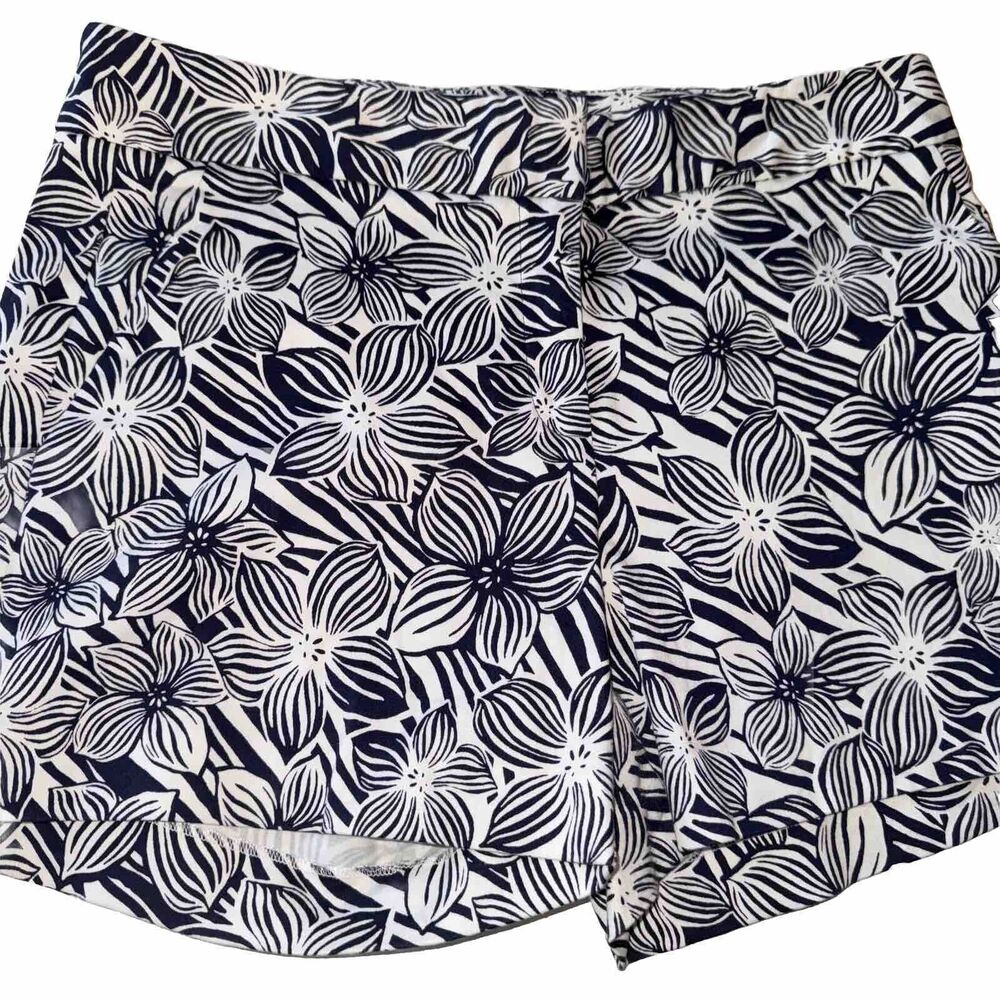 Cremieux Women’s Shorts Size 8 Blue And‎ White Floral Pattern Stretchy 4” Inseam